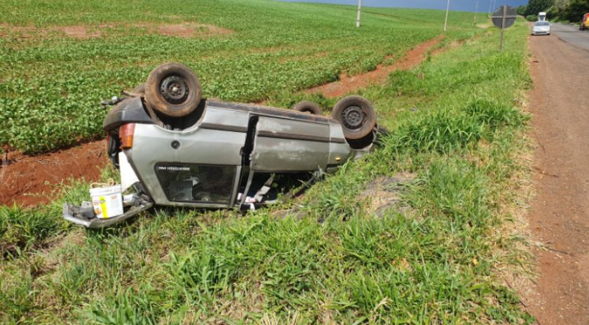 Capotamento deixa condutor ferido