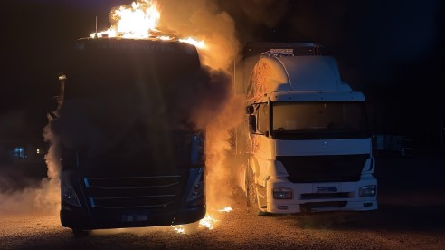 Incêndio destrói cabines de duas carretas estacionadas em Videira