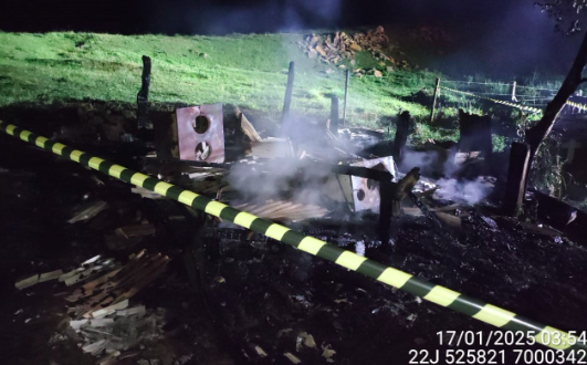 Jovem de 19 anos morre após residência pegar fogo no Meio-Oeste