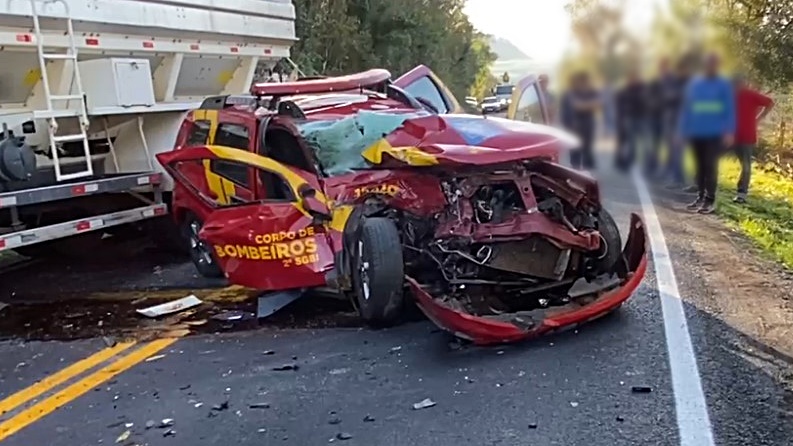 Grave acidente entre uma viatura do Corpo de Bombeiros e um caminhão deixa homem ferido