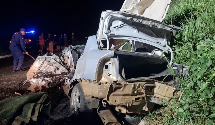 Colisão entre veículo e caminhão deixa feridos na BR-163