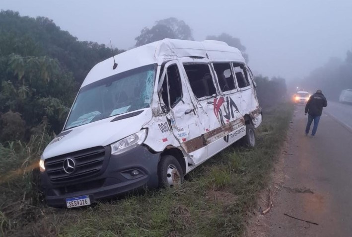 Colisão entre micro-ônibus e van deixa feridos na BR-470