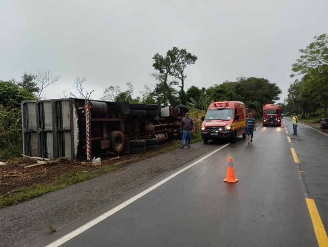 Condutor fica ferido após saída de pista e tombamento na SC-163 em Itapiranga