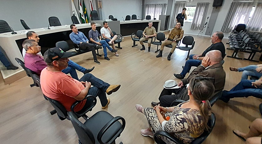 PM, vereadores e comunidade participam de reunião para tratar de assuntos referentes a segurança