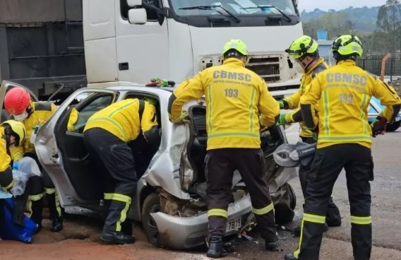 Motorista rodopia, invade pista contrária e bate em carreta na SC-480