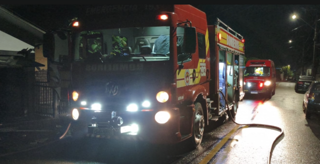 Incêndio em kitnet mobiliza Bombeiros em Itapiranga; Morador fica ferido ao quebrar porta de vidro para fugir da fumaça