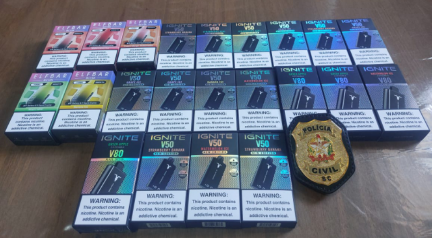 Polícia Civil de Pinhalzinho encontra cigarros eletrônicos à venda em comércio e um homem acaba preso