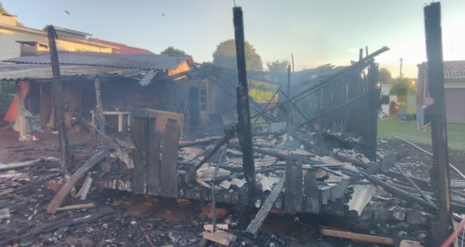 Casa é destruída por incêndio em Tigrinhos
