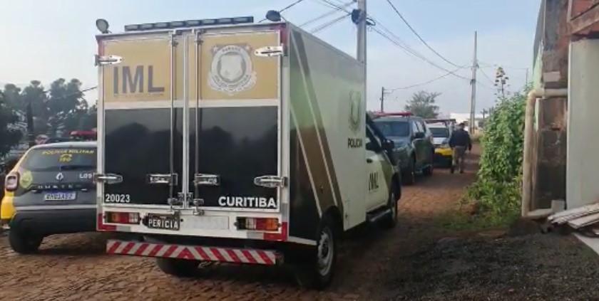 Após investir contra policiais, homem é morto