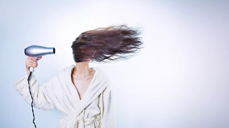 Mito ou verdade: dormir com o cabelo molhado faz mal?
