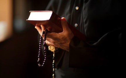 Padre é afastado por suspeita de abuso sexual contra adolescente na Serra de SC
