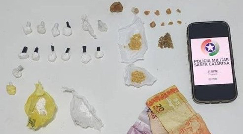 Mulher é presa por tráfico de drogas no bairro São Pedro