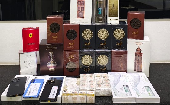 Homem é preso com iPhones, medicamentos proibidos e mercadorias contrabandeadas