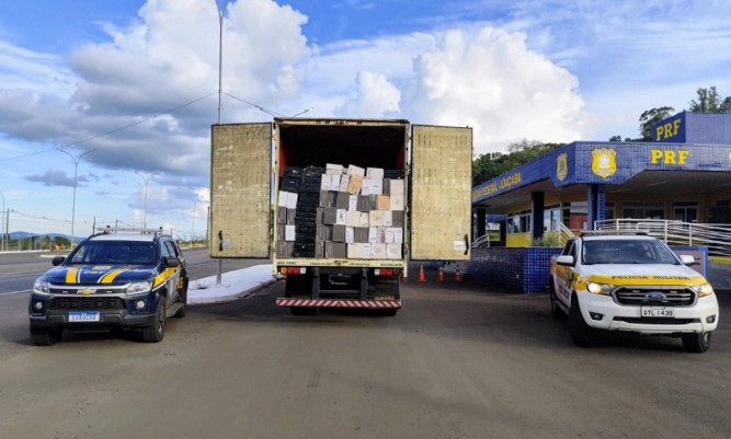 Motorista que alegou transportar leite é flagrado com 600 caixas de vinho