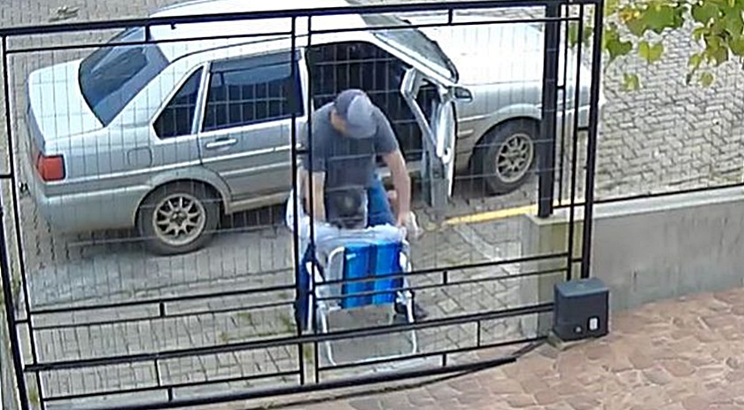 Vídeo flagra idoso sendo abandonado em calçada na região metropolitana de Porto Alegre