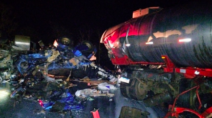 Caminhoneiros morrem em colisão frontal entre carretas na BR-153
