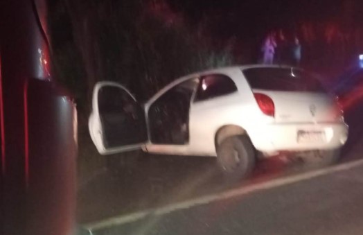 Colisão entre três veículos deixa um morto e motorista gravemente ferido