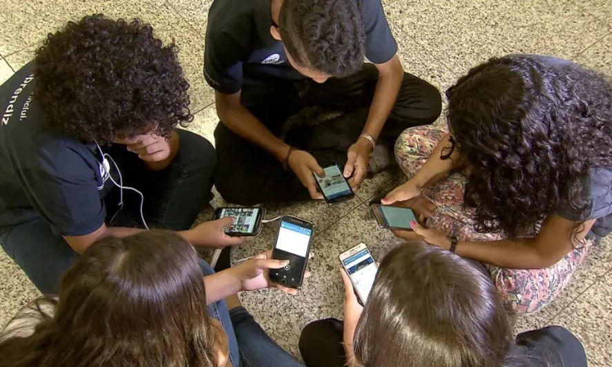 Projeto que restringe celular em escolas será sancionado nesta segunda-feira; saiba o que muda