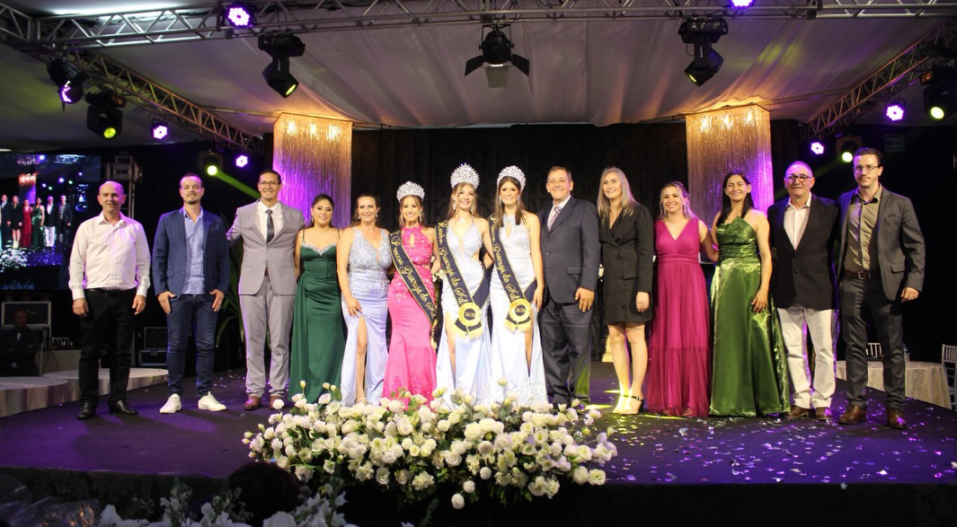 Baile elege novas soberanas em noite de glamour e emoção