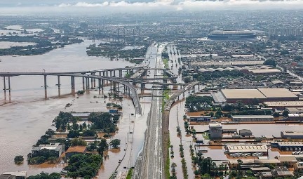 Com 45% das escolas danificadas, mais de 300 mil alunos estão sem aula no RS