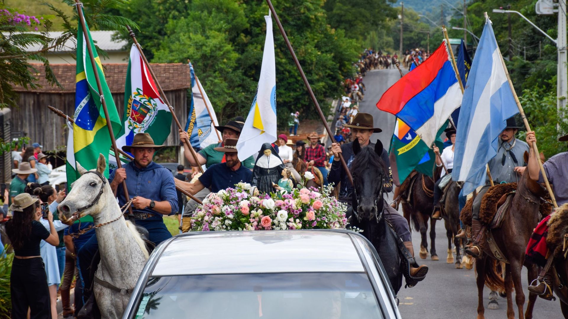 Fé e tradição marcaram cavalgada que reuniu mais de 300 cavaleiros na Tri-Fronteira