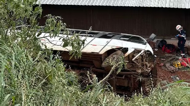 Ônibus que transportava trabalhadores tomba em barranco e deixa 13 feridos