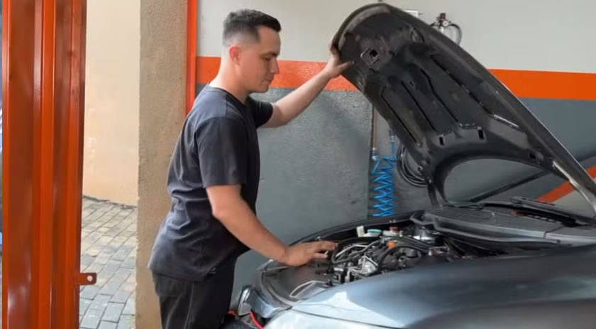 Mecânico paranaense que perdeu a visão na infância usa tato, audição e tecnologia para consertar carros