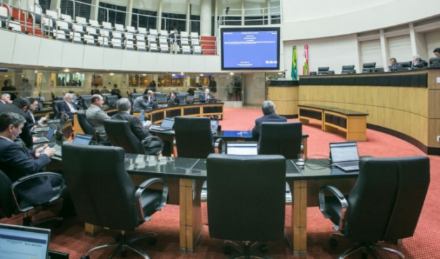Deputados de SC barram projeto que previa cassação de condenados por violência contra mulher