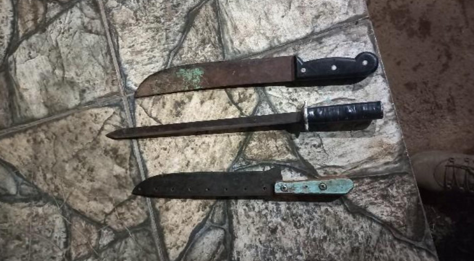 Homem embriagado ameaça mulher de morte com facão