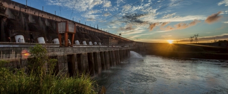 Desconto do “bônus Itaipu” chega à conta de luz dos consumidores brasileiros