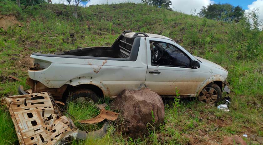 Picape sai da pista e capota várias vezes na curva da Santa na SC 305