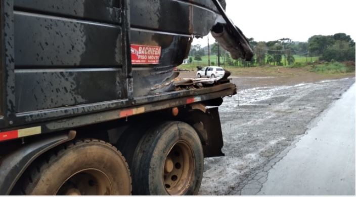 Motorista morre em acidente entre caminhões na BR-282