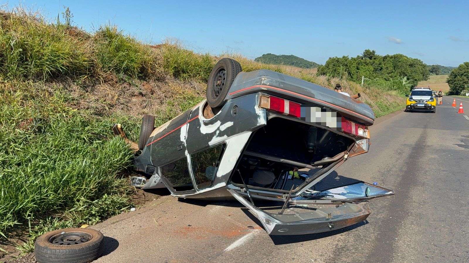Motorista perde o controle de veículo carro capota na PR-280 entre Marmeleiro e Pato Branco