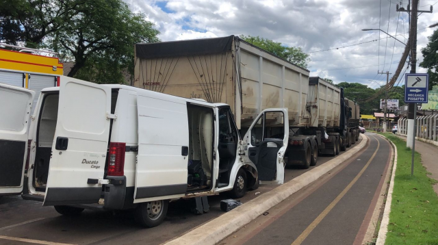 Veículo de Pinhalzinho colide em carreta estacionada na Avenida de Maravilha