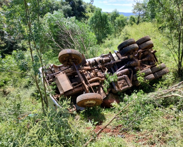 Empresário morre em capotamento de caminhão no interior de Anchieta