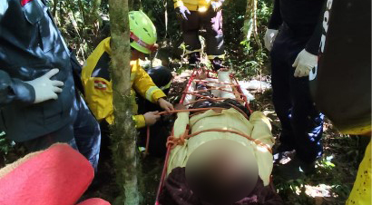 Operação de resgate mobiliza nove bombeiros após homem sofrer fratura em trilha às margens do Rio Chapecozinho