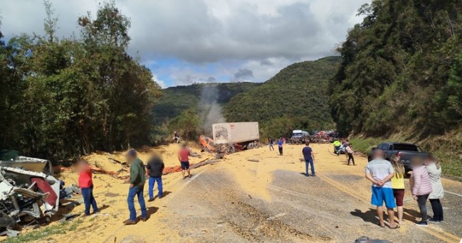 Grave acidente deixa ao menos dois mortos e vários feridos