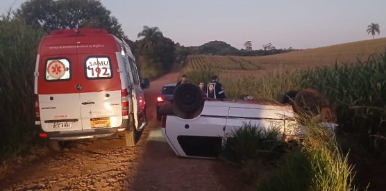 Homem sofre ferimentos em capotamento de veículo
