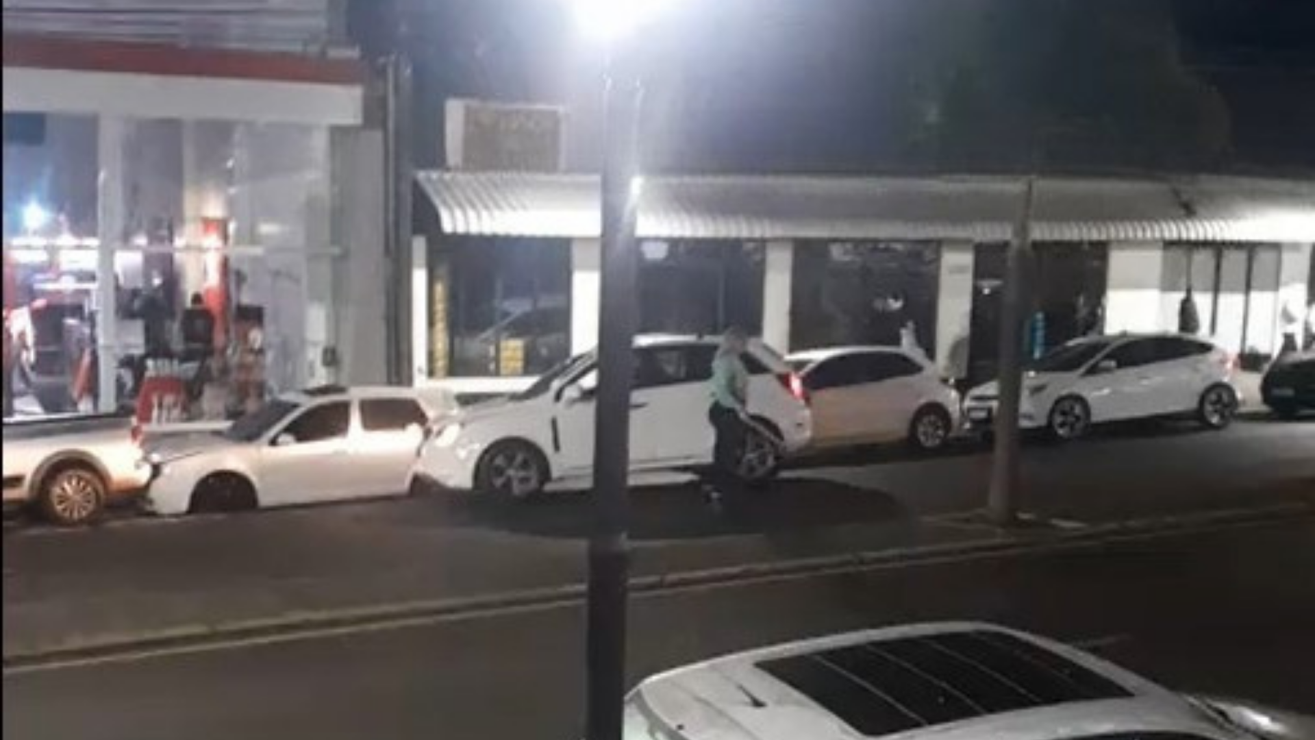 Motorista embriagada provoca acidente com cinco veículos e tenta agredir outra mulher com facão