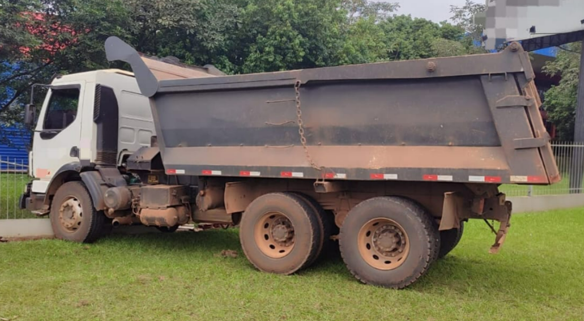 Caminhão colide contra muro na BR-282 e motorista é encaminhado ao hospital