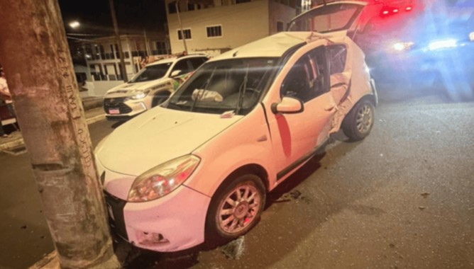 Mulher de 53 anos morre após carro bater em canteiro e poste durante a madrugada