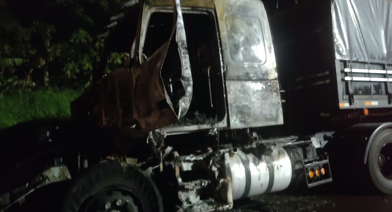 Incêndio destrói cabine de carreta na BR-158