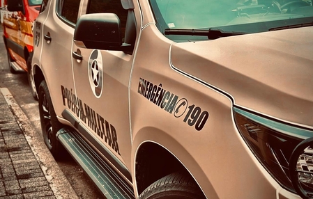 Homem é encontrado desacordado e com marca de tiro na cabeça