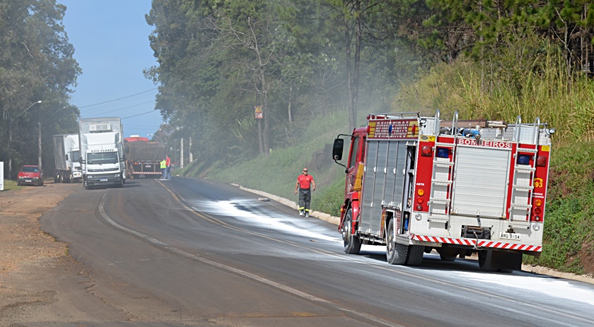 Corpo de Bombeiros realiza trabalho de limpeza de rodovia na Serra do BNH