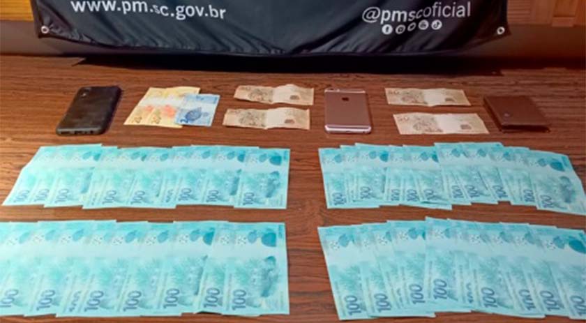 Polícia Militar prende dois suspeitos com dinheiro falso
