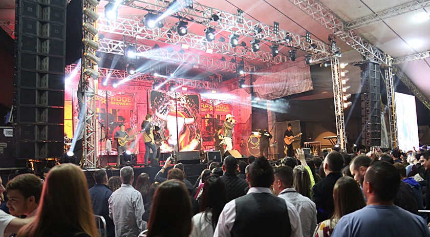 Com show de luzes e efeitos, Fernando e Sorocaba subiram ao palco da 10º Expo Santo