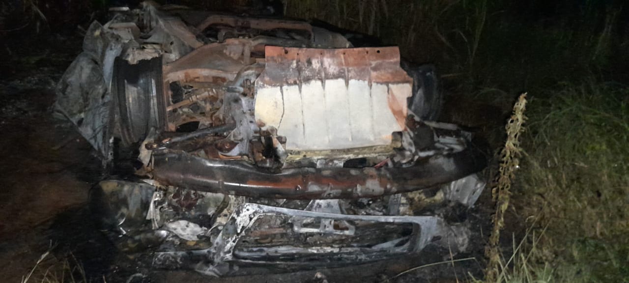 Carro capota e pega fogo no Oeste de SC