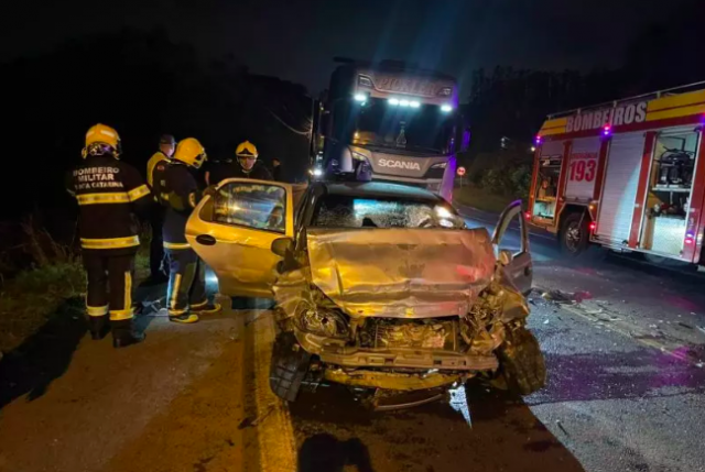 Carro bate de frente com caminhão e acidente deixa três mortos em SC