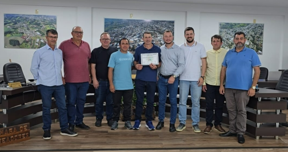Professor Hilário recebe moção de reconhecimento por 38 anos de dedicação à educação