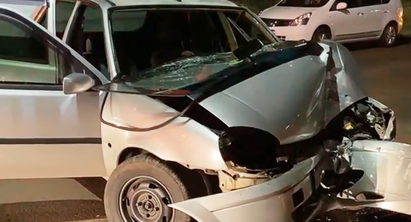 Motorista fica gravemente ferido após bater carro contra poste durante a madrugada